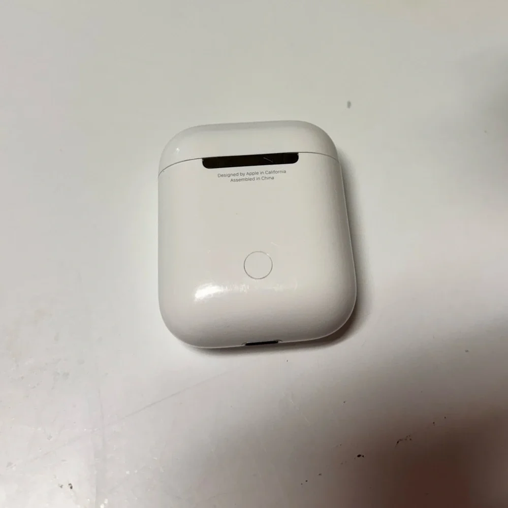 Apple 2nd Gen Wireless Earbuds & Charging Case good condition